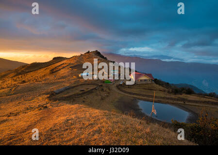 Campeggio in Singalila Parco Nazionale al tramonto, Tonglu, India Foto Stock