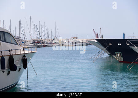 Francia, Nizza, costoso yachts e lance a motore nel porto di Nizza. Foto Stock