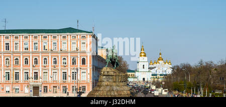 Sophievskaya piazza con i monumenti storici del famoso Hetman ucraino Bogdan Khmelnitsky. Piazza chiamata dopo San Sophia Cattedrale che fu costruito qui Foto Stock