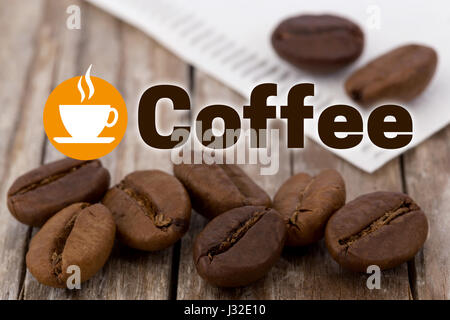 Concetto di caffè sfondo con i chicchi di caffè e legno. Foto Stock
