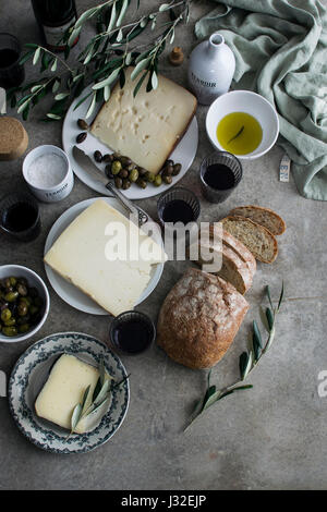 Formaggio greco con pane, olio di oliva, olive e vino rosso Foto Stock
