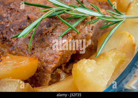 Polpettone con speck e patate al forno Foto Stock