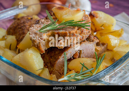 Polpettone con speck e patate al forno Foto Stock