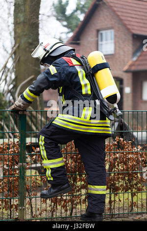 Vigile del fuoco tedesco outdoor in azione e con bottiglia di ossigeno e la maschera Foto Stock