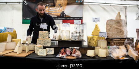 MAPLEDURHAM, Regno Unito - 1 Maggio 2017: Italiano di vino e formaggio in stallo la Mapledurham food festival, lunedì festivo Foto Stock