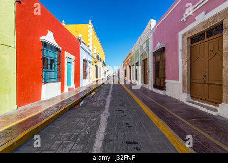 Colorate coloniale vuoto street nel centro storico di Campeche, Messico Foto Stock