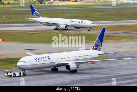 Due aerei, un Boeing 767-400 e Boeing 777-200 entrambi di United Airlines presso l'Aeroporto Internazionale di Guarulhos, Sao Paulo in Brasile - 12/05/2015 Foto Stock