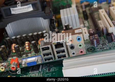 Il vecchio pc dustu closeup della scheda madre Foto Stock
