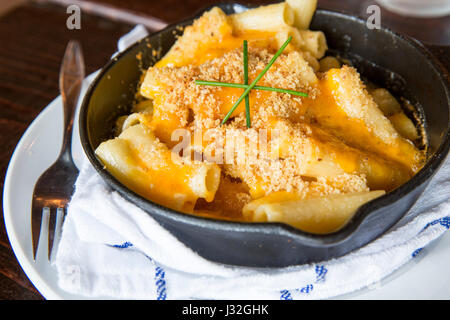 Cotta nel forno maccheroni e formaggio servita in una padella in ghisa in un ristorante è perfetto comfort food Foto Stock