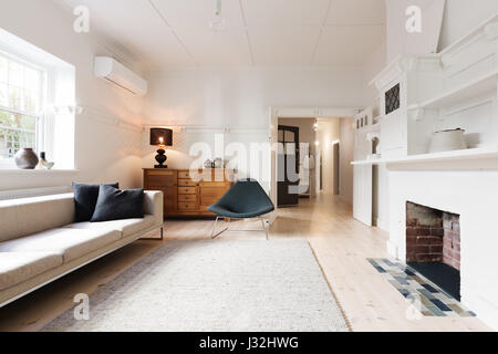 Luxury living room interior design elegante in arredamento contemporaneo con caminetto Foto Stock