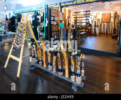 Negozio di vendita Didgeridoos, un aborigeno strumento musicale, Villaggio Kuranda, estremo Nord Queensland, FNQ, QLD, Australia Foto Stock