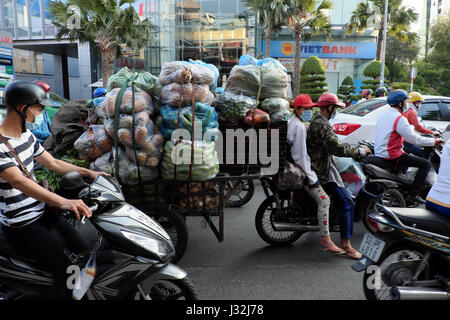 Ho Chi Minh city, Viet Nam, Sovraccarico trasporto in moto sulla strada vietnamita, giovane ride moto, e non la sicurezza del traffico, Vietnam Foto Stock