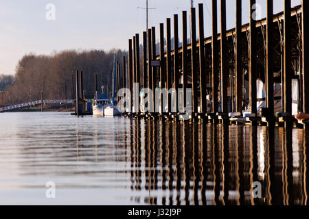 Docks con tetto alto e pilastri in una zona isolata e tranquilla sul fiume per yacht, barche e altri piccoli nuoto significa sia il motore e la vela Foto Stock