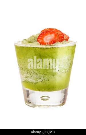 Rinfrescante frullati di frutta. Bevanda rinfrescante con succo di kiwi e decorate con le fragole. isolato Foto Stock