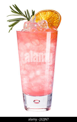 Freddo rinfrescante cocktail rosa con ghiaccio decorato con secchi arancio e rosmarino. isolato Foto Stock