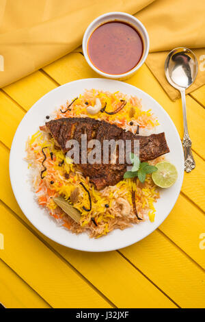 Biryani di pesce o pesce - Riso indiano popolare non vegetariane ricetta a base di pesce marinato con spezie indiane erbe fresche e cotto con riso Basmati, s Foto Stock