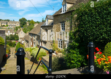 Pittoreschi cottage sui passi di scheggiatura in estate il sole, Tetbury, Cotswolds, Gloucestershire, Regno Unito Foto Stock