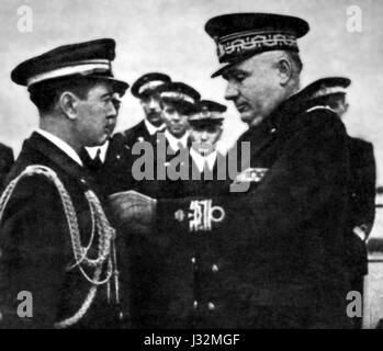 L'opera d'arte di Carlo Bergamini raffigura un ufficiale in uniforme militare decorata. Il suo approccio dettagliato mette in mostra la complessità dell'abito militare storico. Foto Stock