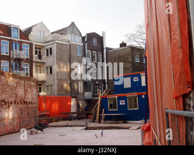 Una fotografia che mostra il retro delle case a Willemsstraat, vista dal Prinsengracht di Amsterdam. Questa immagine mette in evidenza le caratteristiche architettoniche e l'ambiente sul lato del canale. Foto Stock
