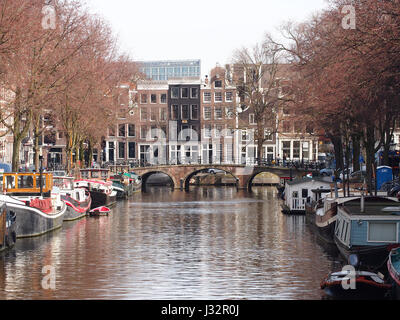 Questa fotografia mostra il ponte Pastoorsbrug sul Keizersgracht di Amsterdam, concentrandosi sul complesso design del ponte come parte del famoso sistema di canali della città. Foto Stock