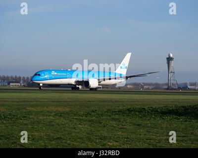 Il PH-BGH KLM Royal Dutch Airlines Boeing 737-7K2(WL) decolla dall'aeroporto di Schiphol (AMS - EHAM) nei Paesi Bassi. L'aereo, con numero di registrazione cn38053, fa parte della moderna flotta di KLM. Foto Stock