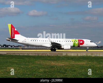 Il TAP Express Embraer ERJ-190LR (CS-TPR) si trova all'aeroporto di Schiphol (AMS - EHAM), nei Paesi Bassi. L'aeromobile fa parte della flotta regionale DI TAP Air Portugal, nota per le sue efficienti operazioni sulle rotte a corto e medio raggio. Foto Stock