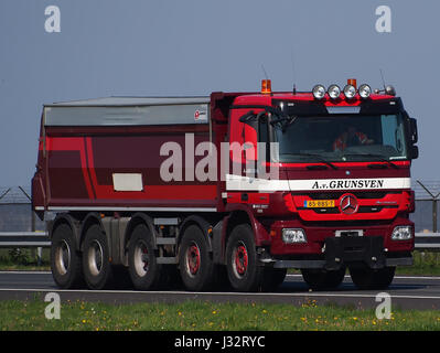Il Mercedes Actros 5041 è un dumper ribaltabile per impieghi gravosi utilizzato per le industrie edili e minerarie. Noto per la sua robustezza e l'elevata capacità di carico utile, è prodotto da Mercedes-Benz per le applicazioni più impegnative. Foto Stock