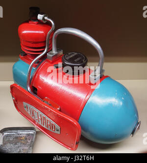 Un'immagine che mostra una pompa dell'aria Luchard, un dispositivo meccanico utilizzato in varie applicazioni scientifiche e industriali. L'immagine illustra il design e il funzionamento della pompa in un contesto tecnico. Foto Stock