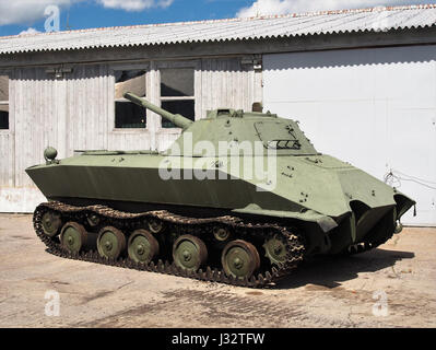 Un'immagine che raffigura una scena del '???????? ?????? ????????? ????? ?-90,' che sembra essere un argomento storico o militare. La fotografia rappresenta probabilmente un evento o una posizione significativi, ma ulteriori dettagli non sono disponibili a causa dell'oscurità del titolo. Foto Stock