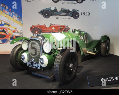 L'immagine mostra una Lagonda V12 le Mans Works Team Car del 1939, un'automobile da 4,5 litri a 12 cilindri progettata per le corse di resistenza. La vettura, nota per le sue alte prestazioni, fu un concorrente di spicco nella 24 ore di le Mans alla fine degli anni '1930, mostrando ingegneria avanzata e design da corsa dell'epoca. Foto Stock