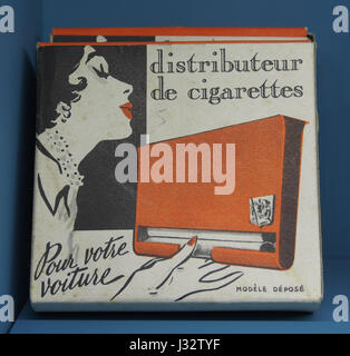 Un distributore automatico di sigarette d'epoca che mostra il design e la funzionalità di questo classico articolo del XX secolo utilizzato per la vendita di sigarette. Foto Stock