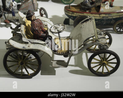 Questa fotografia mostra un'auto giocattolo in latta esposta nel Louwman Museum, un rinomato museo dell'automobile nei Paesi Bassi. L'auto fa parte della vasta collezione del museo di manufatti storici automobilistici. Foto Stock