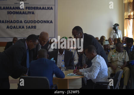 Elezione dei funzionari di Mogadiscio, Somalia, conteggio voti durante un'elezione nella Camera alta del Parlamento a determinare il loro oratore della casa superiore, come pure due Vice altoparlanti, il 22 gennaio 2017. AMISOM foto / Tobin Jones Foto Stock