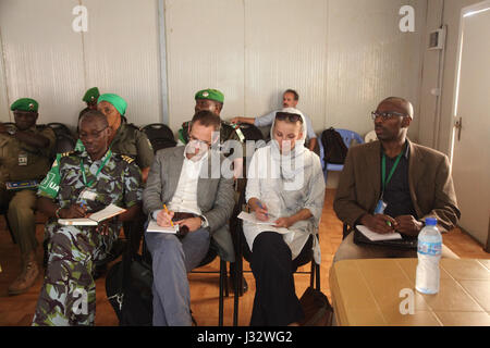 Il 25 gennaio 2017, gli ufficiali della missione dell'Unione africana in Somalia (AMISOM) hanno partecipato a una riunione con una delegazione dell'UE a Kismaayo, Somalia, per discutere argomenti connessi alla missione e sforzi di cooperazione. Foto Stock