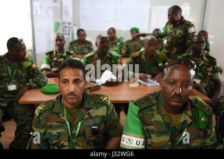 Gli ufficiali militari dell'AMISOM partecipano a un corso di pianificazione delle operazioni a Mogadiscio, Somalia, il 27 gennaio 2017, incentrato sulla pianificazione strategica e operativa per gli sforzi di mantenimento della pace nella regione. Foto Stock