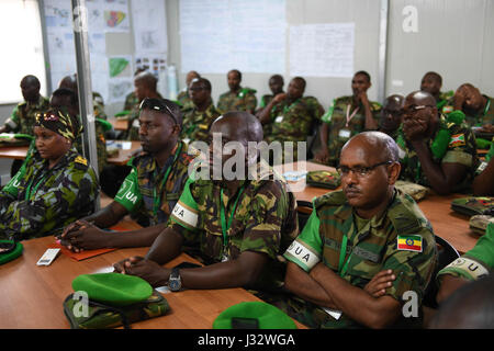 Il 27 gennaio 2017, gli ufficiali militari della missione dell'Unione africana in Somalia (AMISOM) hanno partecipato a un corso di pianificazione delle operazioni a Mogadiscio. La formazione mirava a rafforzare le capacità strategiche e operative nelle missioni di mantenimento della pace. La fotografia, scattata da Ilyas Ahmed, documenta questa iniziativa di sviluppo delle capacità. Foto Stock