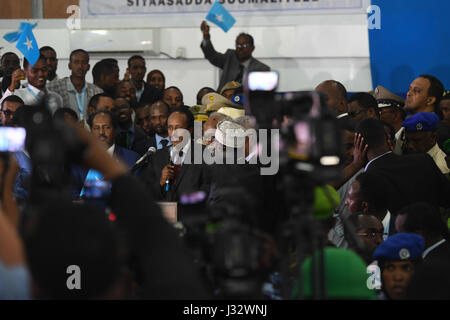 Il neo eletto Presidente della Somalia, Mohamed Abdullahi Farmajo (centro) fa un discorso di accettazione dopo che egli è stato giurato in ufficio presso l'aeroporto di Mogadiscio hangar in data 8 febbraio 2017. AMISOM Photo/ Ilyas Ahmed. Foto Stock