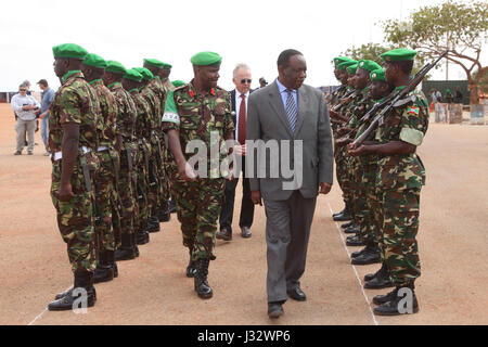 Rappresentante speciale della Commissione dell'Unione Africana Presidente (SRCC) per la Somalia, Ambasciatore Francisco Caetano Madera ispeziona la guardia d'onore di Kismaayo aeroporto, davanti a una riunione con il Jubbaland membro Presidente Ahmed Mohamed Islam Madobe in Kismaayo, Somalia, il 12 febbraio 2017. AMISOM foto / Barut Mohamed Foto Stock