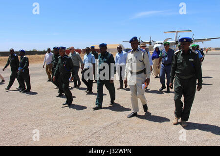 AMISOM Polizia Anand Pillay è ricevuto dall'Interim sud ovest di amministrazione (ISWA) funzionari di polizia a Baidoa aeroporto, Somalia il 14 febbraio 2017. AMISOM foto / Badri Moalim Foto Stock