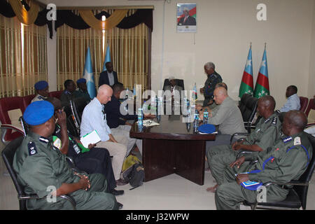 L'Interim sud ovest di amministrazione (ISWA) Presidente. Sharif Hassan Sheikh Adan soddisfa con AMISOM Polizia Anand Pillay e altri funzionari nel corso di una visita a Baidoa, Somalia il 14 febbraio 2017. AMISOM foto / Badri Moalim Foto Stock