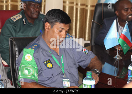 L'AMISOM commissario di polizia, Anand Pillay incontra con temporanee a sud ovest di amministrazione (ISWA) Presidente Sharif Hassan Sheikh Adan (non in foto) durante una visita a Baidoa, Somalia il 14 febbraio 2017. AMISOM foto / Badri Moalim Foto Stock