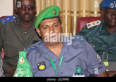 L'AMISOM commissario di polizia, Anand Pillay incontra con temporanee a sud ovest di amministrazione (ISWA), Presidente Sharif Hassan Sheikh Adan (non in foto) durante una visita a Baidoa, Somalia il 14 febbraio 2017. AMISOM foto / Badri Moalim Foto Stock