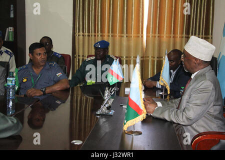 L'Interim sud ovest di amministrazione (ISWA) Presidente. Sharif Hassan Sheikh Adan soddisfa con AMISOM Polizia Anand Pillay durante una visita a Baidoa, Somalia il 14 febbraio 2017. AMISOM foto / Badri Moalim Foto Stock