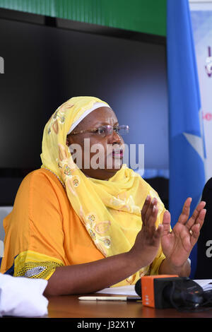 Il Vice Rappresentante speciale del Presidente della Commissione dell'Unione africana (DSRCC), Lydia Wanyoto, affronta i giornalisti nel corso di una conferenza stampa a Mogadiscio, in Somalia il 6 marzo 2017. AMISOM foto / Omar Abdisalan Foto Stock