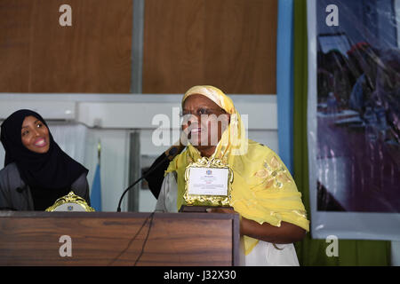 Il Vice Rappresentante speciale del Presidente della Commissione dell'Unione africana (DSRCC) per la Somalia, Lydia Wanyoto, parla durante le celebrazioni per la Giornata internazionale della donna a Mogadiscio, Somalia, il 8 marzo 2017. AMISOM Photo/ Omar Abdisalan Foto Stock