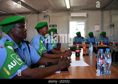 Un gruppo di sei appena distribuito singoli keniota funzionari di polizia (IPO), di servire sotto la missione dell Unione Africana in Somalia (AMISOM) frequentare una settimana di corso di induzione per informarli su mandato della missione, a Mogadiscio, Somalia il 7 gennaio 2017. AMISOM foto / Omar Abdisalan Foto Stock