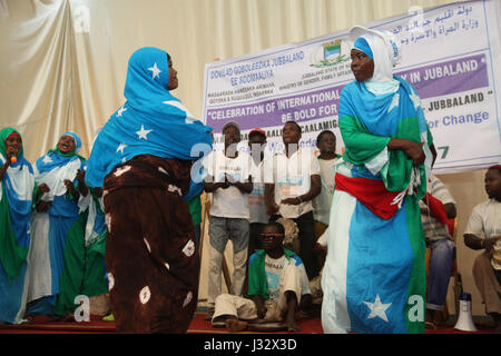 I residenti di Kismayo, Somalia, celebrano la giornata internazionale della donna l'8 marzo 2017. L'evento mette in evidenza la partecipazione delle donne alla comunità locale e segna il riconoscimento globale dei contributi delle donne. Foto Stock