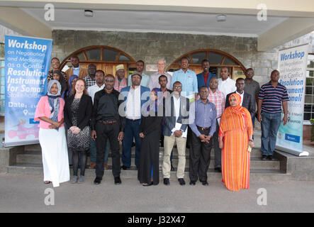 I partecipanti posano per una foto di gruppo durante una sessione di formazione sulla negoziazione e mediazione come una risoluzione dei conflitti strumento AL KCB Leadership Center a Nairobi in Kenya il 6 marzo 2017. AMISOM foto Foto Stock