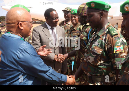 Il presidente dell'Unione africana del Consiglio di Pace e sicurezza, Ambasciatore Ndumiso Ntshinga, e il rappresentante speciale del Presidente della Commissione dell'Unione africana (SRCC) per la Somalia, Ambasciatore Francisco Madera salutare dagli alti funzionari della missione dell Unione Africana in Somalia in vista di una riunione con il Jubbaland membro Presidente Ahmed Mohamed Islam Madobe in Kismaayo, Somalia, il 25 marzo 2017. AMISOM foto / Ramadan Mohamed Foto Stock