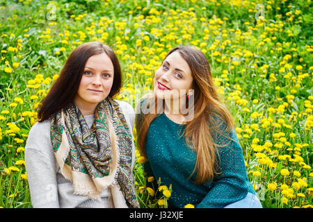 Due donne siedono in un parco Foto Stock